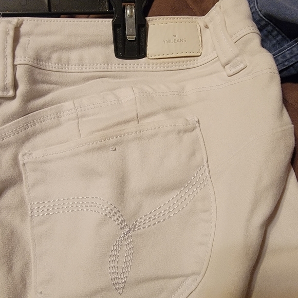 NWOT YMI WannaBettaButt style white button fly straight leg curvy jeans - Picture 3 of 6